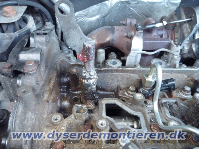Udstrækning af en svejst
                  indsprøjtningsdyse fra Renault Trafic / Opel Vivaro
                  med 2.0 motor